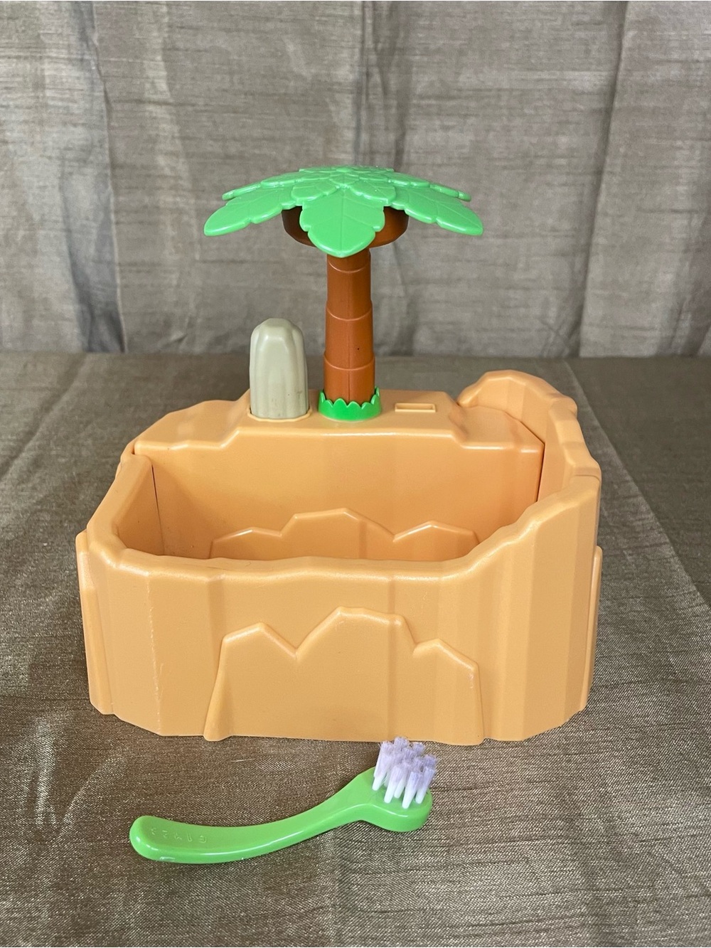 Crayola Scribble Scrubbie Pool Palm Tree 2019 with green scrub brush - Preowned